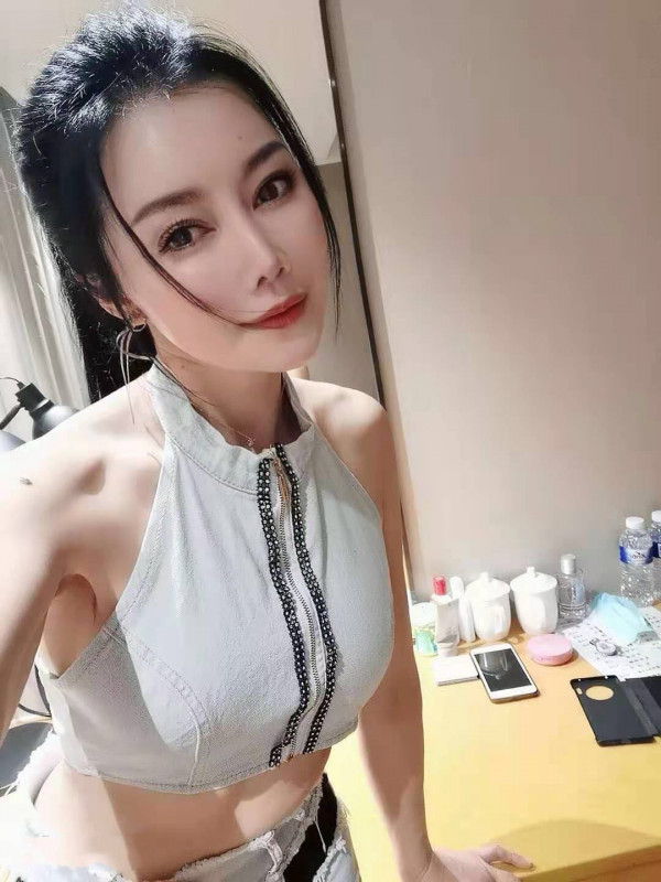 深插粉嫩小穴